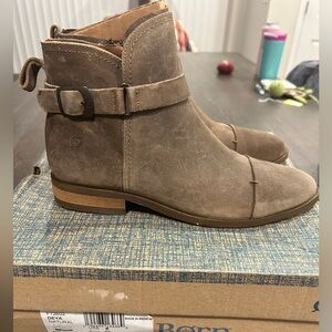 NIB Born Deya Boots in Color Natural